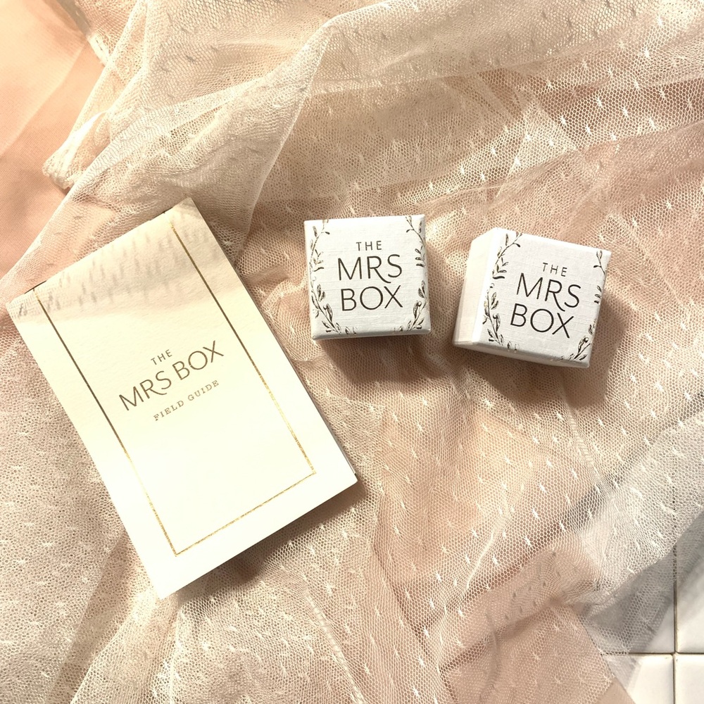 The MRS Box Classic Petite Velvet‎ Ring Boxes - Picture 2 of 4